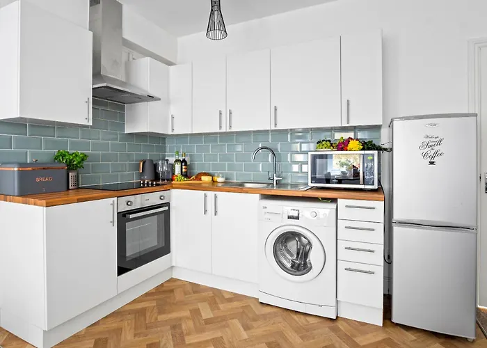 Spacious One Bed Apartment, Contractor Friendly, Sleeps 6, Free Secure Parking, Near Beach