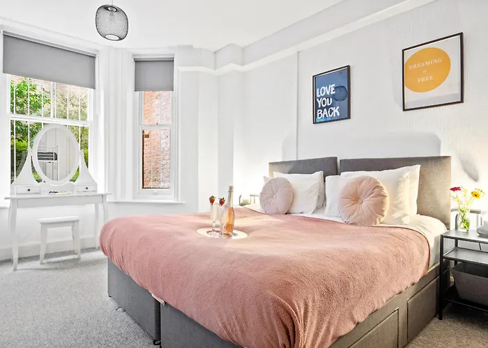 Spacious One Bed Apartment, Contractor Friendly, Sleeps 6, Free Secure Parking, Near Beach